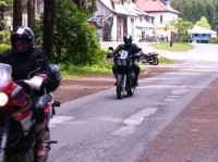 qom25 